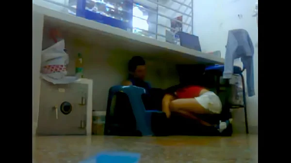 Follando mientras atiende
