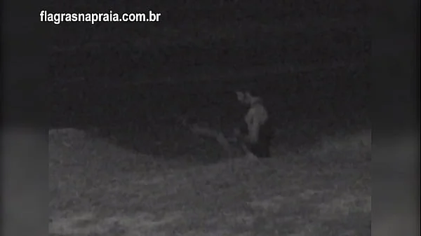Filmei um casal fazendo sexo na praia a noite. Um segurança botou eles pra correr