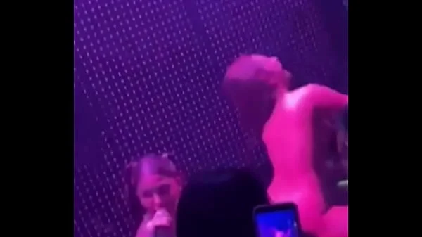 Fã pelada fazendo oral e mamando MC Pipokinha no palco