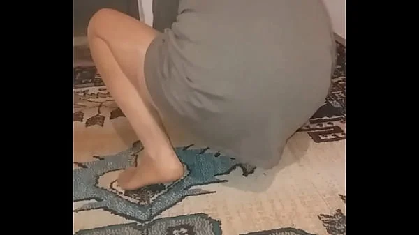 Olgun türk kadın seksi tül çorapla halı siliyor