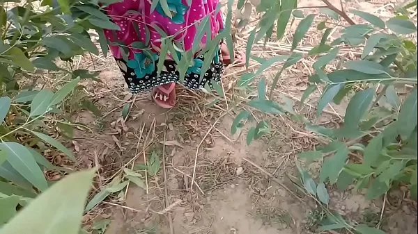 गेहूं का भूसा भरने गयी खेत और चुदवाने लगी