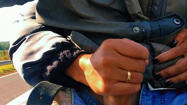 HOTWIFE Safada bateu uma na estrada até gozar!!! QUASE FOMOS PEGOS / Naughty HOTWIFE jerked off on the road until she cum!! WE ALMOST GOT CAUGHT.