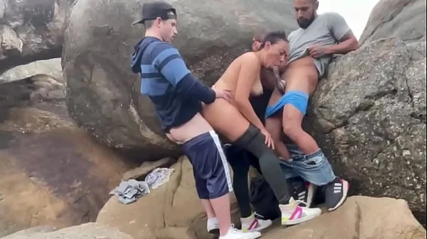 Casada fudendo na praia com dois.