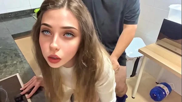 La chica  que limpia en casa me pone caliente con sus jeans , la follo duro como le gustan a esa edad