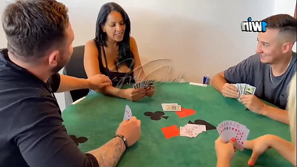 Troca de casal começo com um simples jogo de cartas.