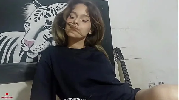 Mi pequeña hermanastra me ofrece sexo duro a cambio de llevarla al cine con sus amigas. h.l.