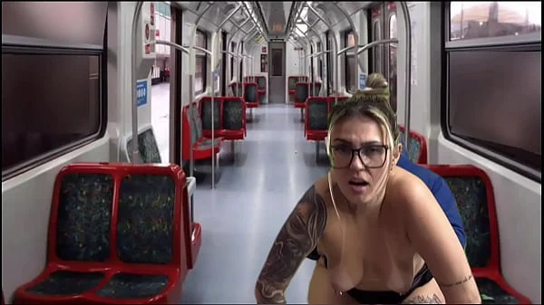 Dentro do trem público da capital acochei e fodi a secretária gostosa vindo do seu trabalho!