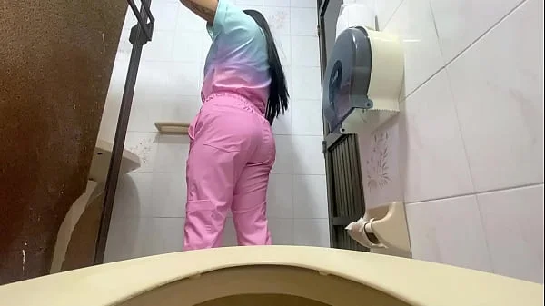 Camara atrapa a enfermera meando en baño del hospital(big ass)