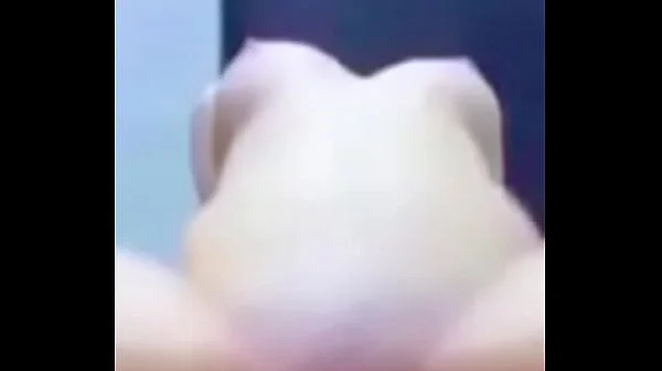 Un étranger me baise le cul dans les WC d'un bar