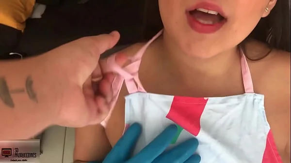 Cumplo la fantasía de follarle el coño húmedo a mi cachonda y hermosa madrastra