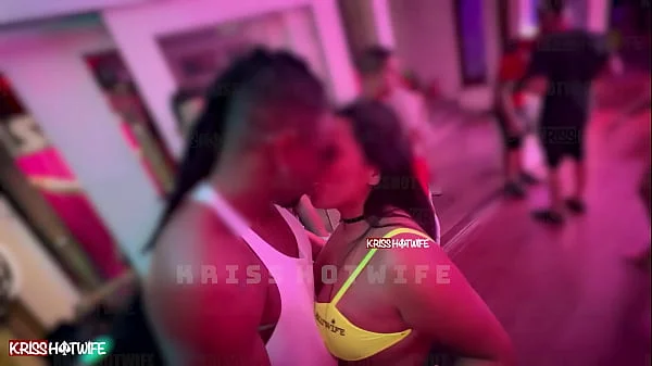 Beijando outro na festa na frente do meu corno / Kissing another at the party in front of my cuckold