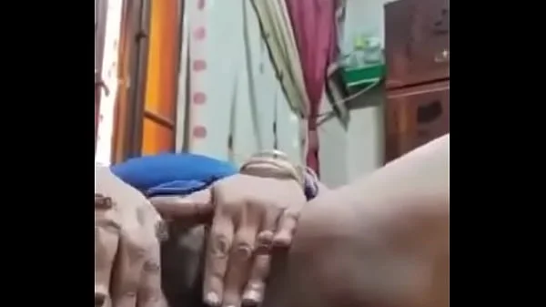 ماما بتنيك نفسها