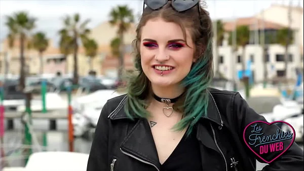 Trixy, jeune coquine, se fait prendre en double