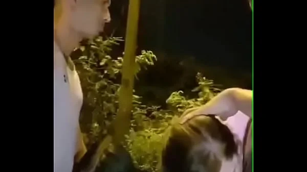 Se ponen a mamar en la calle, intercambian parejas. Swinger