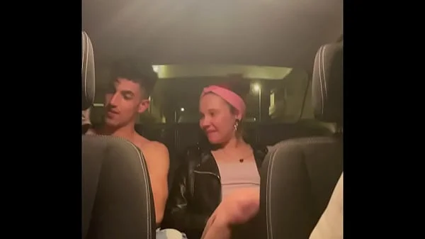 amigos follando en un taxi al regresar de fiesta camara oculta amateur